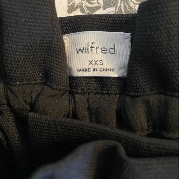 ARITZIA Wilfred Black High Waisted
Paperbag Cuffed Shorts Size:XXS - Picture 4 of 5